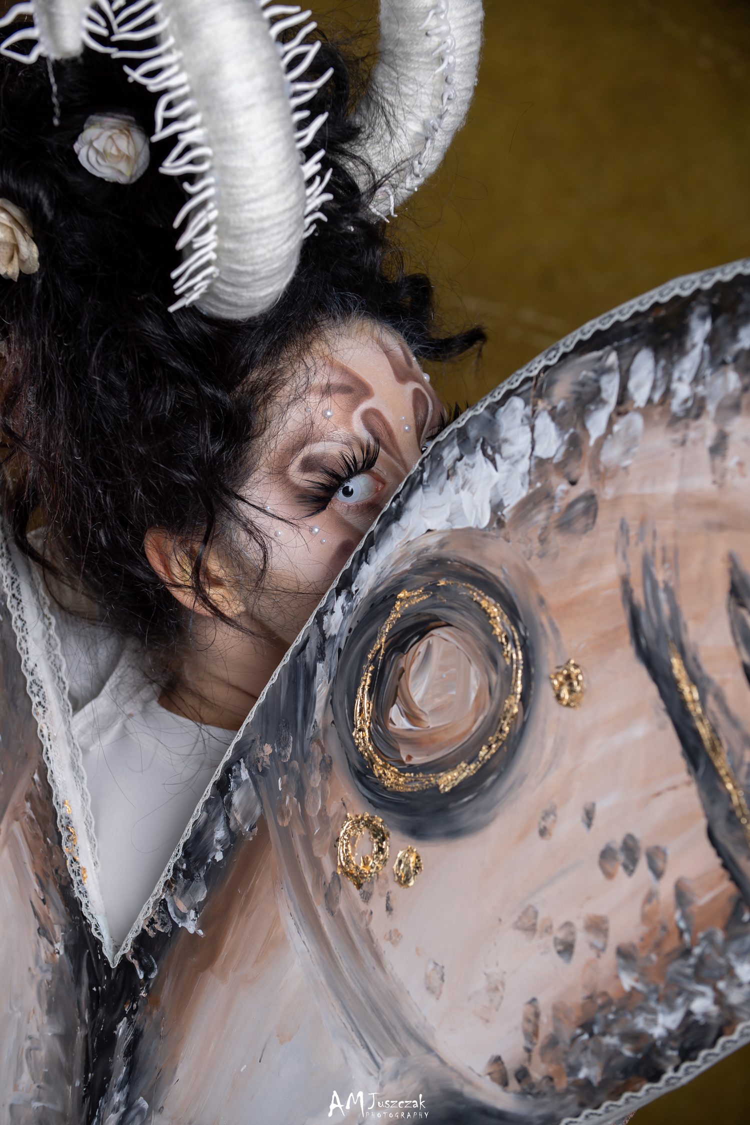 Charakteryzacja fantasy — zbliżenie na malowaną twarz i soczewki
